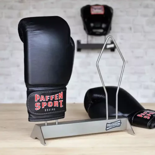 Schwarze Boxhandschuhe auf einem rostfreien Gestell von Ingosson auf einer Holzfläche