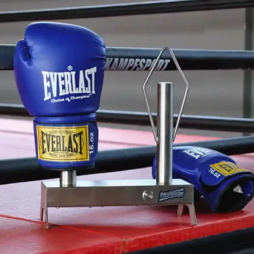 blaue Everlast-Boxhandschuhe auf einem rostfreien Ingosson-Trockner